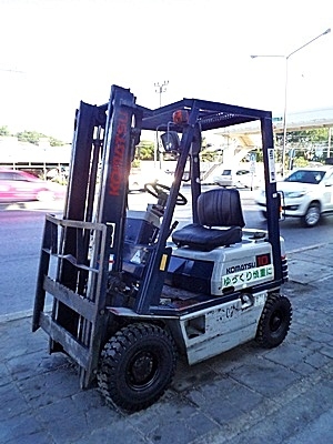 ขายรถยกโคมัสสึ 1 ตัน รุ่น15 เครื่องเบนซิน เกียร์ออโต้  กระบอกคุ่ เสาสูง 3 เมตร  ยางตันใหม่ 4 ล้อ พวงมาลัยเพาเว่อร์  สีเดิมจากนอก นำเข้าจากญี่ปุ่น ใช้งานได้ทันที