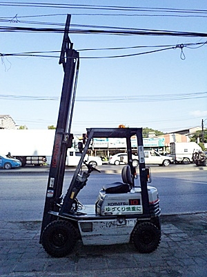 ขายรถยกโคมัสสึ 1 ตัน รุ่น15 เครื่องเบนซิน เกียร์ออโต้  กระบอกคุ่ เสาสูง 3 เมตร  ยางตันใหม่ 4 ล้อ พวงมาลัยเพาเว่อร์  สีเดิมจากนอก นำเข้าจากญี่ปุ่น ใช้งานได้ทันที