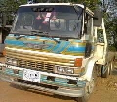 HINO KT 920 - 168 HP EH700 รถหางปลาสิบล้อเพลาเดียว ท้ายลาดเหล็กอย่างดีใช้ลาก PC 120 ได้เลยไม่มีปัญหาครับ หัวเก๋ง F17 สวยเต็มดีภายในคอนโซลครบพร้อม พวงมาลัยเพาเวอร์ ช่วงล่างแน่นคัชซีสวยไม่มีบวม ยางสภาพดีพร้อมลากพร้อมบรรทุก เอกสารทะเบียนภาษีครบพร้อมโอน ราคาต