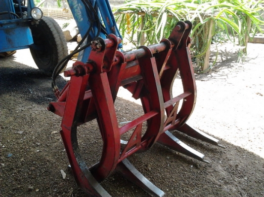 ขายรถไถพร้อมคีบ สภาพดี รถไถFORD6800 T2 เครื่องแน่นติดง่าย ปั๊มดี ยางดี4เส้นคานหน้าเปลี่ยนใหม่ ใหญ่กว่าเดิม พร้อมอุปกรณ์คีบ ของ อ.เกษตรรุ่งเรือง หนองกี่ คีบประมาณ2ปี ไม่เคยใ้ช้งานนอก คีบแต่งานเจ้่ของเอง สภาพสวย แขนดีไม่ปะ คีบสวย ปั๊มแห้งดี แรง ทำงานดี ไม่ม