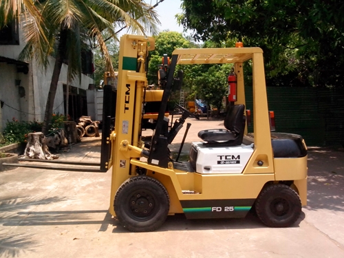 ขาย โฟลค์ลิฟท์  TCM 2.5 ตัน  เสาสูง 5 ม. (ลำปาง)