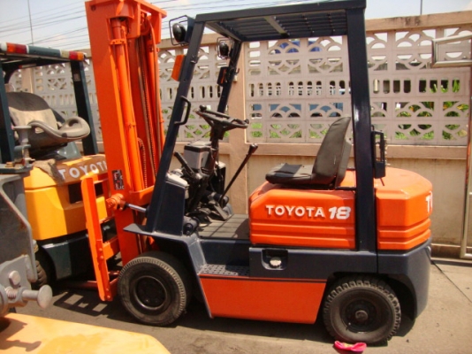 ขายรถโฟล์คลิฟท์  TOYOTA  5FG18 (รถนอกนำเข้า สภาพพร้อมใช้ หายาก)  เครื่องยนต์เบนซิน  เสาสูง  5 เมตร  (เสา 3 ท่อน)  เกียร์ธรรมดา  ยางลม  งา 1,070  มม.