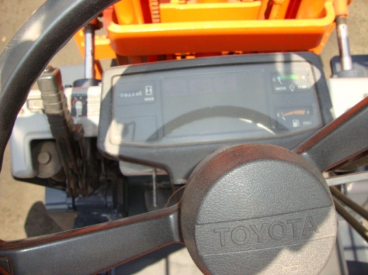 ขายรถโฟล์คลิฟท์  TOYOTA  5FG18 (รถนอกนำเข้า สภาพพร้อมใช้ หายาก)  เครื่องยนต์เบนซิน  เสาสูง  5 เมตร  (เสา 3 ท่อน)  เกียร์ธรรมดา  ยางลม  งา 1,070  มม.