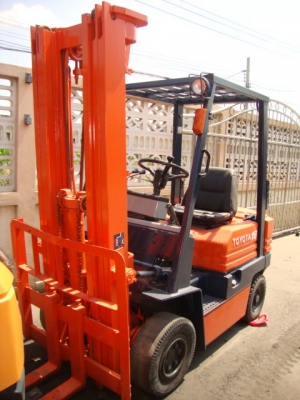 ขายรถโฟล์คลิฟท์  TOYOTA  5FG18 (รถนอกนำเข้า สภาพพร้อมใช้ หายาก)  เครื่องยนต์เบนซิน  เสาสูง  5 เมตร  (เสา 3 ท่อน)  เกียร์ธรรมดา  ยางลม  งา 1,070  มม.