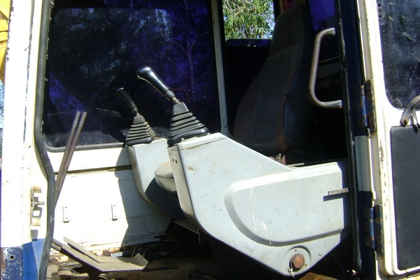 รถแบคโฮ PC 100-5 คอนโทรลสั้น รถแบคโฮ PC 100-5 คอนโทรลสั้น