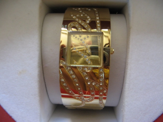 ขายนาฬิกา Guess สภาพ 99\% เปลี่ยนถ่ายใหม่ ราคา 4,500 บาท