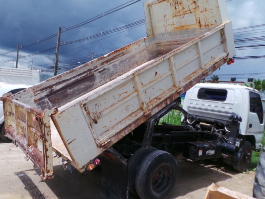 ISUZU NQR 6 ล้อดั้ม 175  แรงม้า ใช้งานมาเพียงเจ็ดหมืนกิโลเมตรค่ะ