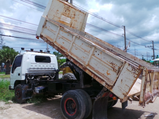 ISUZU NQR 6 ล้อดั้ม 175  แรงม้า ใช้งานมาเพียงเจ็ดหมืนกิโลเมตรค่ะ