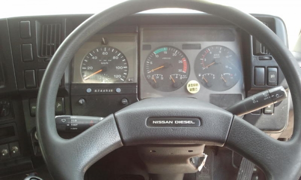 หัวเก๋ง 10 ล้อ NISSAN BIGTHUMB