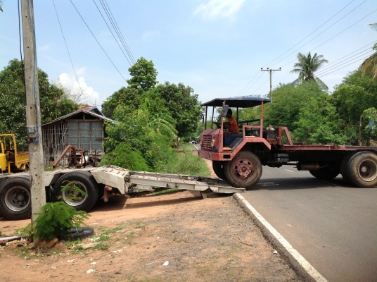 เดินทางไป สุพรรณบุรี  แล้วครับ เทรนเลอร์ 10 ล้อ2เพลา 145 แรง บรรทุกรถเกี่ยว แบคโคร ฯ พร้อมหางปลาไฮลอลิค