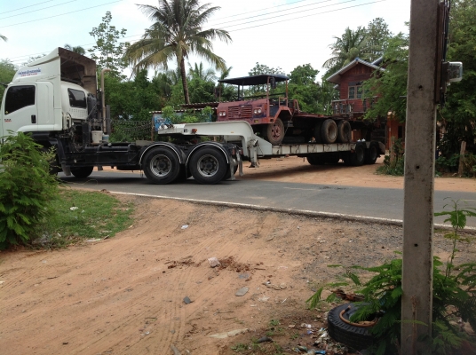 เดินทางไป สุพรรณบุรี  แล้วครับ เทรนเลอร์ 10 ล้อ2เพลา 145 แรง บรรทุกรถเกี่ยว แบคโคร ฯ พร้อมหางปลาไฮลอลิค