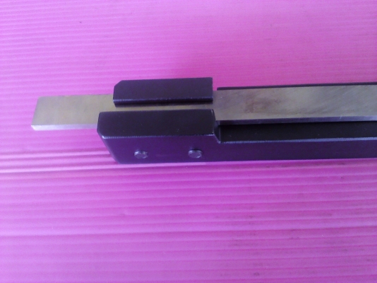 ด้ามจับมีดกลึ่งขาวที่บางๆ หรือกลึงตัดเอาไว้จับยึดมีดขาวที่มีความบาง