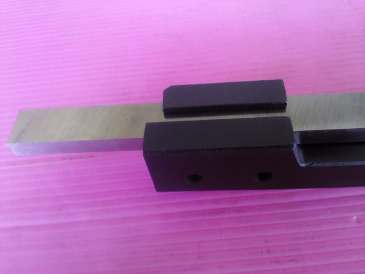 ด้ามจับมีดกลึ่งขาวที่บางๆ หรือกลึงตัดเอาไว้จับยึดมีดขาวที่มีความบาง