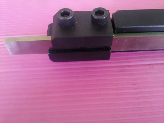 ด้ามจับมีดกลึ่งขาวที่บางๆ หรือกลึงตัดเอาไว้จับยึดมีดขาวที่มีความบาง