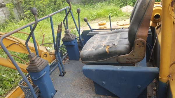 ขายตามสภาพ แบคโฮ KOMATSU PC20-6 ไม่มีปั้มไฮดรอริค ไม่มีตัวเดิน 1 ข้าง ขายตามสภาพนี้ ซื้อได้ค่อยโทรมาครับ
