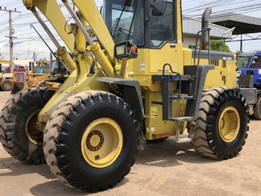 ขายรถตักล้อยาง KOMATSU WA300-3 รถนอกนำเข้าจากญี่ปุ่น สภาพสวยพร้อมใช้ มีVDOการทำงานครับ