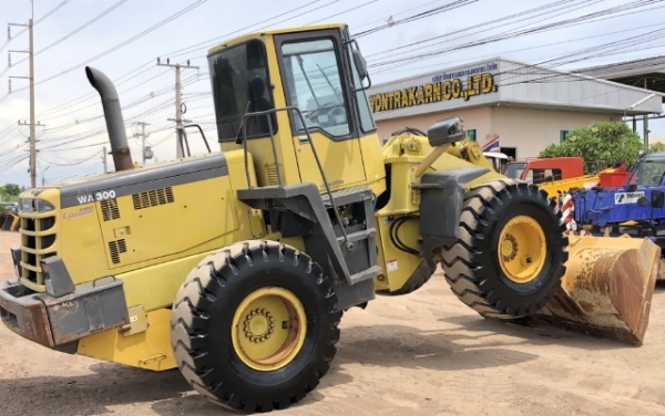 ขายรถตักล้อยาง KOMATSU WA300-3 รถนอกนำเข้าจากญี่ปุ่น สภาพสวยพร้อมใช้ มีVDOการทำงานครับ