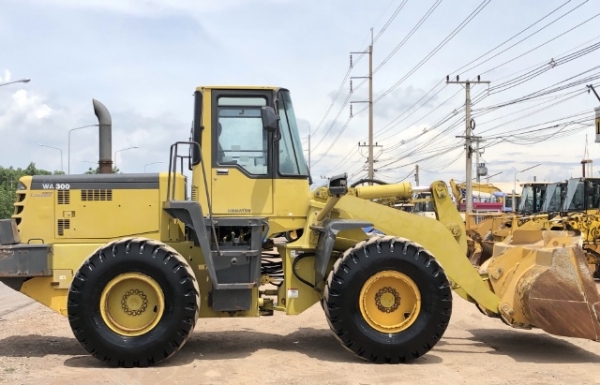ขายรถตักล้อยาง KOMATSU WA300-3 รถนอกนำเข้าจากญี่ปุ่น สภาพสวยพร้อมใช้ มีVDOการทำงานครับ