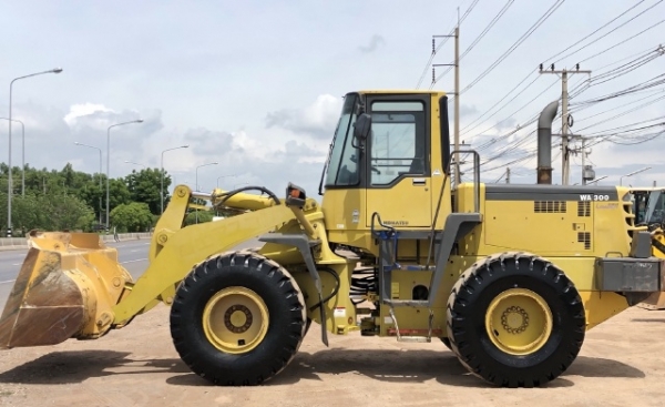 ขายรถตักล้อยาง KOMATSU WA300-3 รถนอกนำเข้าจากญี่ปุ่น สภาพสวยพร้อมใช้ มีVDOการทำงานครับ