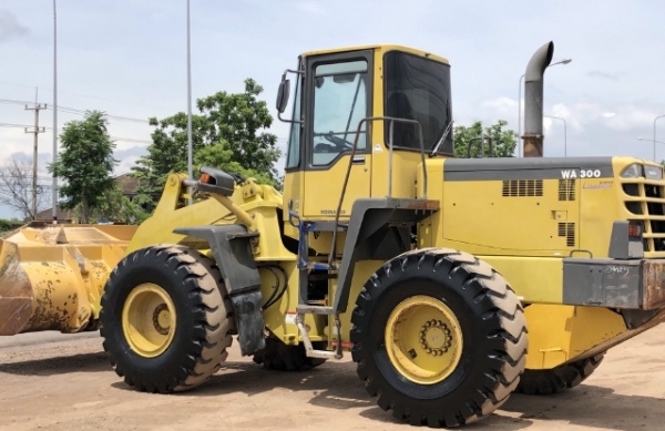 ขายรถตักล้อยาง KOMATSU WA300-3 รถนอกนำเข้าจากญี่ปุ่น สภาพสวยพร้อมใช้ มีVDOการทำงานครับ
