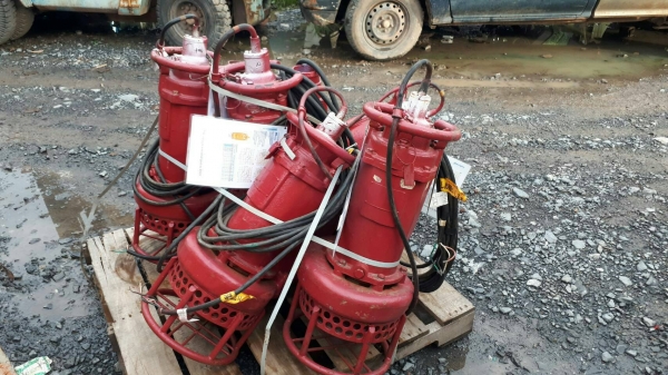 ปั๊มน้ำ ปั๊มไดโว่ สูบน้ำ ท่อ 4" ไฟ 200 โวลท์ 3 เฟส เก่าญี่ปุ่น ตัวละ 18,000 บาท ปั๊มน้ำ ปั๊มไดโว่ สูบน้ำ ท่อ 4" ไฟ 200 โวลท์ 3 เฟส เก่าญี่ปุ่น ตัวละ 18,000 บาท