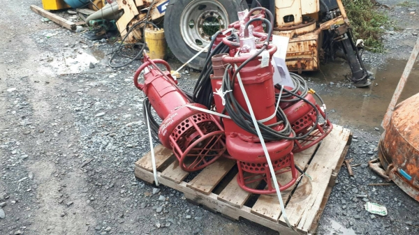 ปั๊มน้ำ ปั๊มไดโว่ สูบน้ำ ท่อ 4" ไฟ 200 โวลท์ 3 เฟส เก่าญี่ปุ่น ตัวละ 18,000 บาท