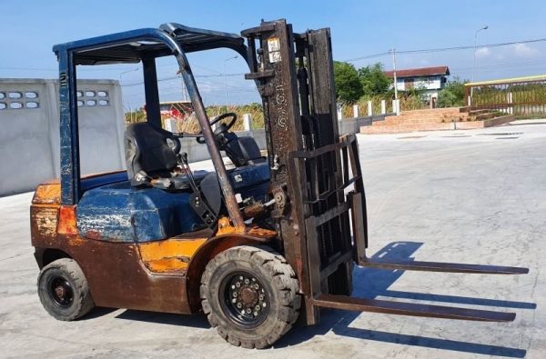 ขายด่วน175,000บาทรถยกดีเซลTOYOTA7FD25ยก2.5ตันยางตัน4เส้นยกสูง3เมตรทูฟรียกจริงวิ่งให้ดูจริงหนัก2.5ตันได้สบายๆรถนอกระบบดีนำเข้ายังไม่เคยใช้งานในเมืองไทยเลย