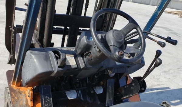 ขายด่วน175,000บาทรถยกดีเซลTOYOTA7FD25ยก2.5ตันยางตัน4เส้นยกสูง3เมตรทูฟรียกจริงวิ่งให้ดูจริงหนัก2.5ตันได้สบายๆรถนอกระบบดีนำเข้ายังไม่เคยใช้งานในเมืองไทยเลย