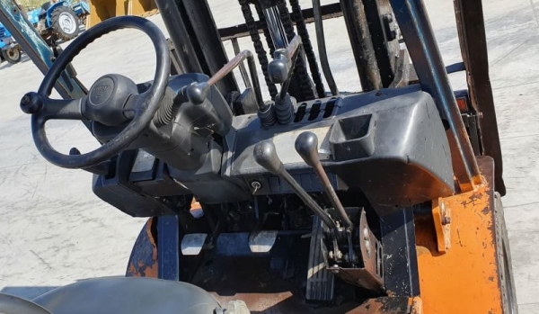 ขายด่วน175,000บาทรถยกดีเซลTOYOTA7FD25ยก2.5ตันยางตัน4เส้นยกสูง3เมตรทูฟรียกจริงวิ่งให้ดูจริงหนัก2.5ตันได้สบายๆรถนอกระบบดีนำเข้ายังไม่เคยใช้งานในเมืองไทยเลย