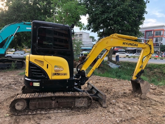 ฮุนไดเก่าไทยก็มีน้าาาาา....  HYUNDAI 35Z-7A ตู้เก๋งแอร์เย็น   เครื่องเสียงCDขาดแต่ไมค์คาราโอเกะ  แต่มีไลน์หัวเจาะ สีสวยเดิมๆ  ราคาเหลือเพียวๆแค่ 500,000 บาทถ้วนเท่านั้น สนใจโทร 081-989-1989 หรั่งครับ