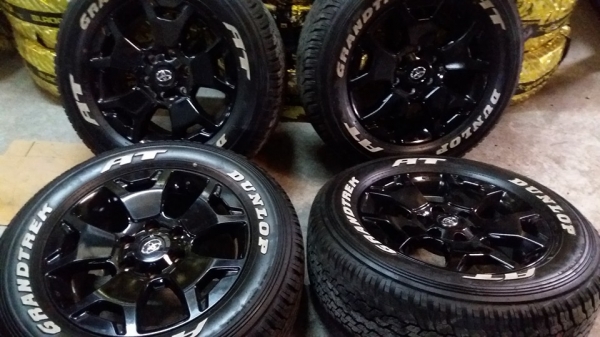 ล้อ.Toyota Hailux Revo Rocco สีดำเข้มติดยาง DunLop AT 265/60R18ปี3718 สนใจสอบถามได้ครับ