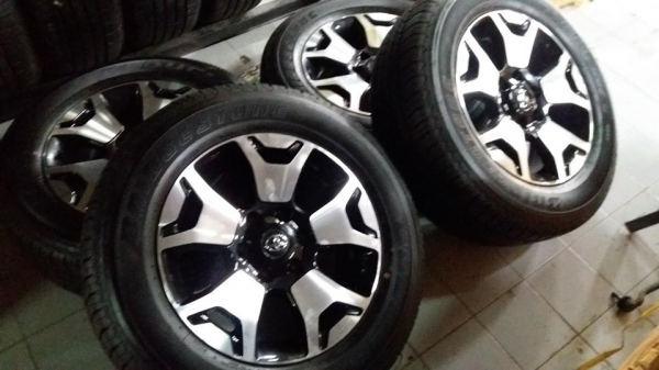 ล้อ.Toyota Hailux Revo Rocco สีทูโทน ติดยาง Bridgestone HT 265/60R18ปี3518 สนใจสอบถามได้ครับ