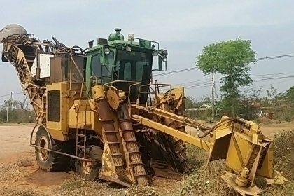 รถตัดอ้อย รุ่น คามีโก้ (จอนเดียตัวแรก) เครื่อง cat 360 แรง เปลี่ยนมาเมื่อปีที่แล้ว ราคา 3 ล้าน ติดต่