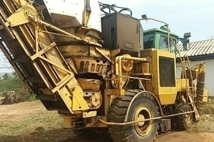 รถตัดอ้อย รุ่น คามีโก้ (จอนเดียตัวแรก) เครื่อง cat 360 แรง เปลี่ยนมาเมื่อปีที่แล้ว ราคา 3 ล้าน ติดต่