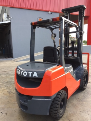 ขายด่วนรถยก TOYOTA 8FD30-600 เครื่องยนต์ดีเซล เกียร์ออโต้ เสาสูง 6 เมตร ยางตันใหม่