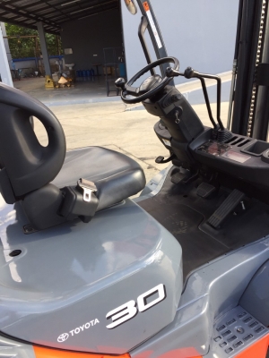 ขายด่วนรถยก TOYOTA 8FD30-600 เครื่องยนต์ดีเซล เกียร์ออโต้ เสาสูง 6 เมตร ยางตันใหม่