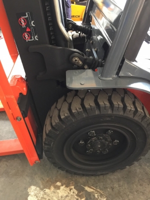 ขายด่วนรถยก TOYOTA 8FD30-600 เครื่องยนต์ดีเซล เกียร์ออโต้ เสาสูง 6 เมตร ยางตันใหม่