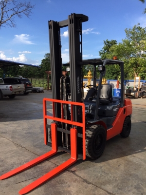 ขายด่วนรถยก TOYOTA 8FD30-600 เครื่องยนต์ดีเซล เกียร์ออโต้ เสาสูง 6 เมตร ยางตันใหม่