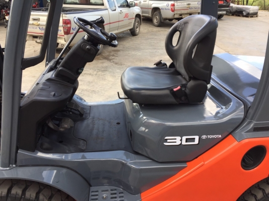 ขายด่วนรถยก TOYOTA 8FD30-600 เครื่องยนต์ดีเซล เกียร์ออโต้ เสาสูง 6 เมตร ยางตันใหม่