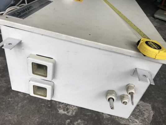 ขายตู้คอนโทรลไฟฟ้า made in Italy พร้อมอุปกรณ์ตามรูปครับ มี Inverter Omron , เบรกเกอร์ และแมคเนตริก Siemens สภาพสวยใหม่มาก พร้อมใช้งาน ราคา 4,200 บาท