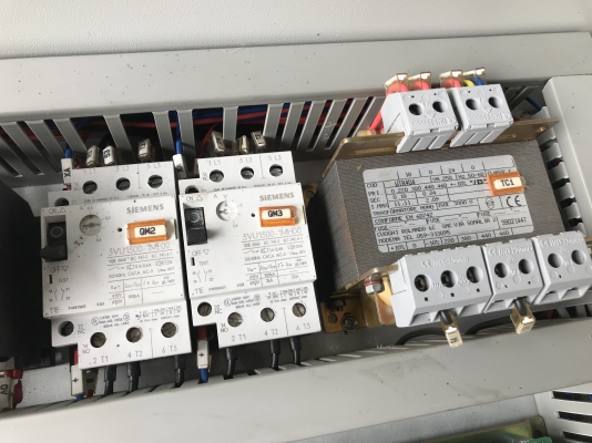 ขายตู้คอนโทรลไฟฟ้า made in Italy พร้อมอุปกรณ์ตามรูปครับ มี Inverter Omron , เบรกเกอร์ และแมคเนตริก Siemens สภาพสวยใหม่มาก พร้อมใช้งาน ราคา 4,200 บาท