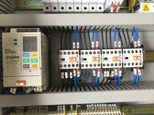 ขายตู้คอนโทรลไฟฟ้า made in Italy พร้อมอุปกรณ์ตามรูปครับ มี Inverter Omron , เบรกเกอร์ และแมคเนตริก Siemens สภาพสวยใหม่มาก พร้อมใช้งาน ราคา 4,200 บาท