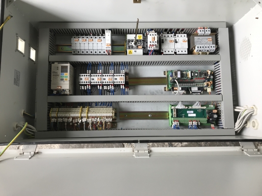 ขายตู้คอนโทรลไฟฟ้า made in Italy พร้อมอุปกรณ์ตามรูปครับ มี Inverter Omron , เบรกเกอร์ และแมคเนตริก Siemens สภาพสวยใหม่มาก พร้อมใช้งาน ราคา 4,200 บาท