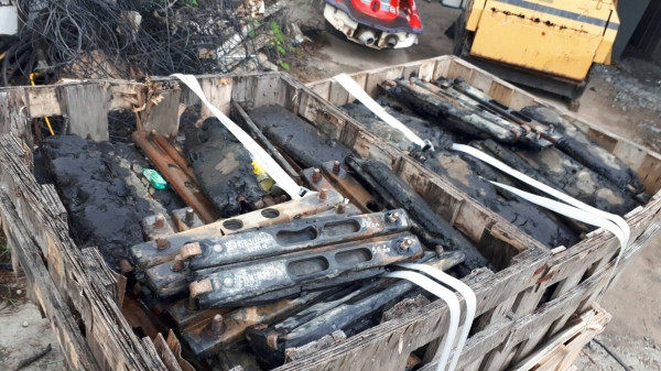 ขายเหมา เกี๊ยะยาง แผ่นยางรองแทรค จำนวนมาก น๊อตห่าง 58 มิล ยาวแทรค 45 เซ็น สำหรับรถขุด แบคโฮ รถแทรกเตอร์ เก่าญี่ปุุ่น