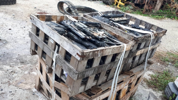 ขายเหมา เกี๊ยะยาง แผ่นยางรองแทรค จำนวนมาก น๊อตห่าง 58 มิล ยาวแทรค 45 เซ็น สำหรับรถขุด แบคโฮ รถแทรกเตอร์ เก่าญี่ปุุ่น ขายเหมา เกี๊ยะยาง แผ่นยางรองแทรค จำนวนมาก น๊อตห่าง 58 มิล ยาวแทรค 45 เซ็น สำหรับรถขุด แบคโฮ รถแทรกเตอร์ เก่าญี่ปุุ่น