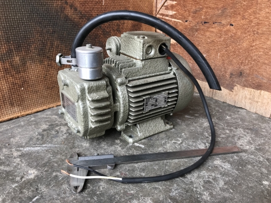 ขายปั๊มแวคคั่มสุญญากาศ Vacuum pump Busch 1/4HP. 220V ไฟบ้าน Made in Switzerland สภาพสวยมาก หายาก หมุนนิ่ม ดูดแรง พร้อมใช้งาน ราคา 3,800 บาท