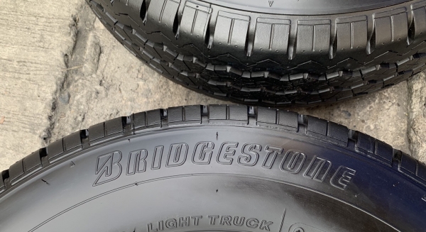 ยางป้ายแดง 215-70-15 Bridgestone ปี 19 ตุ่มอลัง เส้นสีชัด