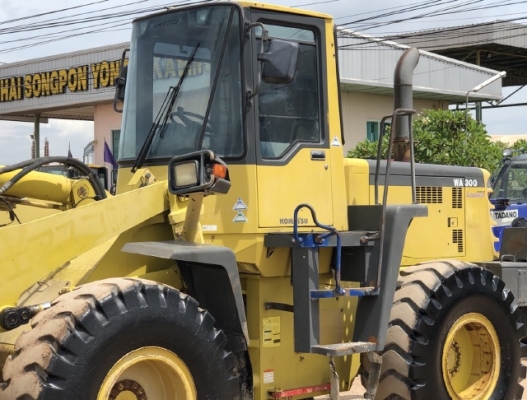 ขายรถตักล้อยาง KOMATSU WA300-3 รถนอกนำเข้าจากญี่ปุ่น สภาพสวยพร้อมใช้ มีVDOการทำงานครับ