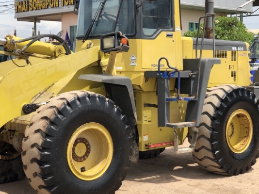 ขายรถตักล้อยาง KOMATSU WA300-3 รถนอกนำเข้าจากญี่ปุ่น สภาพสวยพร้อมใช้ มีVDOการทำงานครับ
