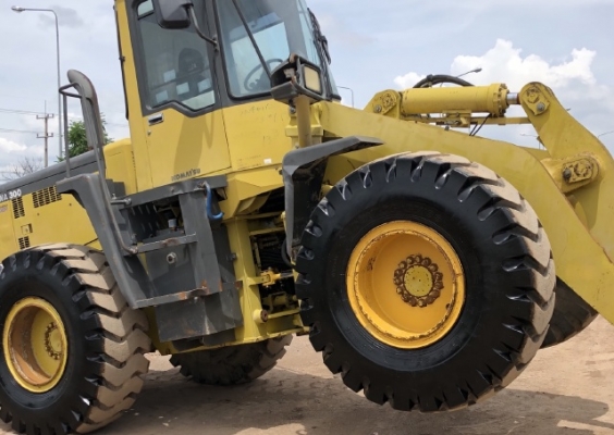ขายรถตักล้อยาง KOMATSU WA300-3 รถนอกนำเข้าจากญี่ปุ่น สภาพสวยพร้อมใช้ มีVDOการทำงานครับ